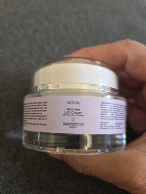 Wonder Lift Cream - White/Pale Pink Jar